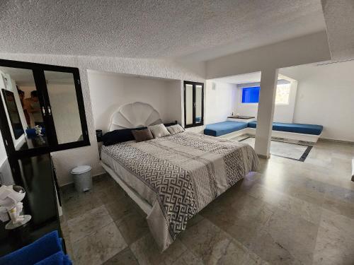 阿卡普尔科Secretos del Sol Acapulco villas a 5 minutosdel mar的一间卧室,卧室内配有一张大床