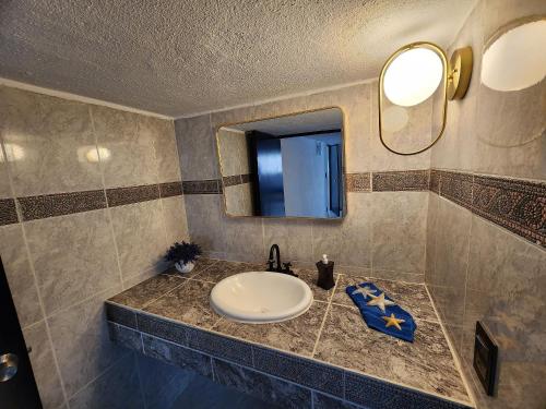 阿卡普尔科Secretos del Sol Acapulco villas a 5 minutosdel mar的一间带水槽和镜子的浴室