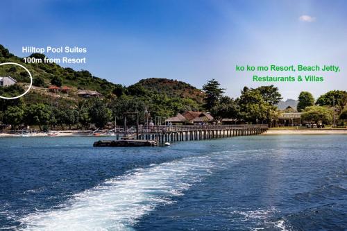 Gili Gede科科莫度假村吉利格德别墅的享有水体和码头的景色