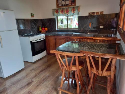 佩德纳莱斯Hosteria SR的厨房配有桌椅和冰箱。