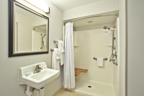 格尔夫波特格尔夫波特海滨万豪万怡酒店的白色的浴室设有水槽和淋浴。