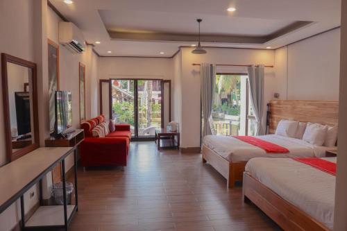 琅勃拉邦绿洲别墅酒店的酒店客房设有两张床和电视。