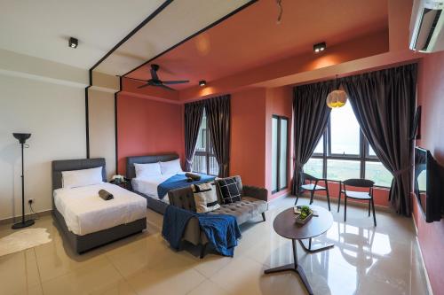 马六甲Bali Residences @ Icon Stay Melaka的酒店客房配有一张床铺和一张桌子。