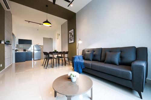 马六甲Amber Cove Melaka Icon stay的客厅配有蓝色的沙发和桌子