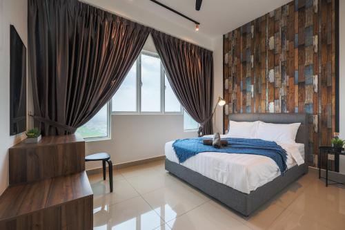 马六甲Amber Cove Melaka Icon stay的一间卧室设有一张床和一个大窗户