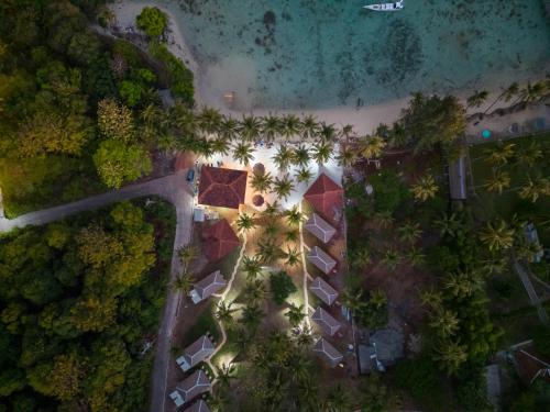 卡里蒙贾瓦Eco Casa的享有树木和海滩的度假村的顶部景色