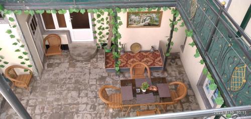 布哈拉Nur-Niso Guest House的享有带桌椅的餐厅的顶部景致