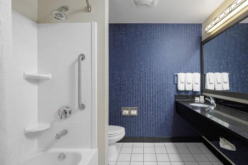 帕迪尤卡Fairfield Inn & Suites by Marriott Paducah的一间带卫生间和蓝色墙壁的浴室