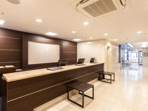 静冈Hotel Wing International Shizuoka的大堂设有前台,配有两台电脑