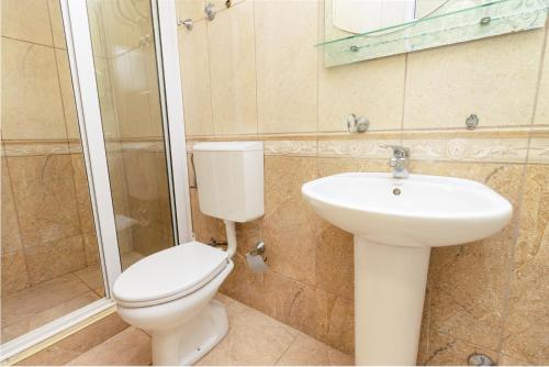 乌尔齐尼帕戈酒店的一间带卫生间和水槽的浴室