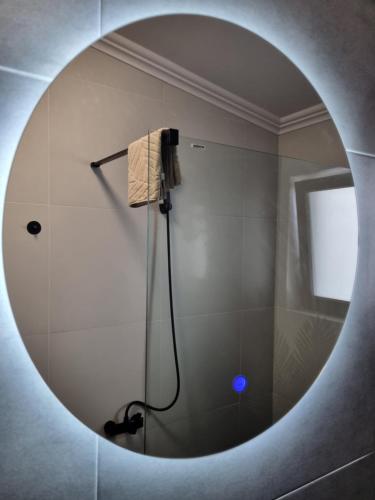 IpoteştiLa Cetate Luxury Apartment的浴室设有圆形镜子淋浴