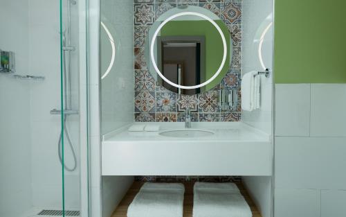 TürkistanHampton By Hilton Turkistan的一间带水槽和镜子的浴室