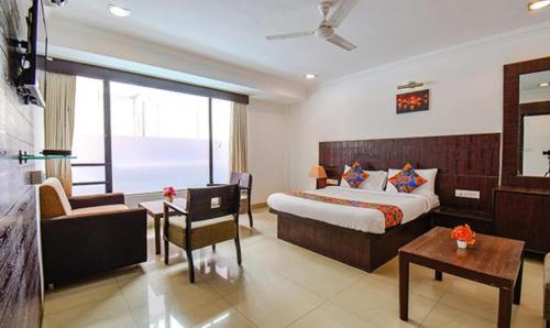 舍地Hotel Shree Sai Wada Shirdi的酒店客房配有床、沙发和椅子