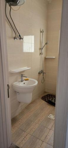 Wādī Kabīrمسقط الوادي الكبير的浴室配有白色水槽和淋浴。