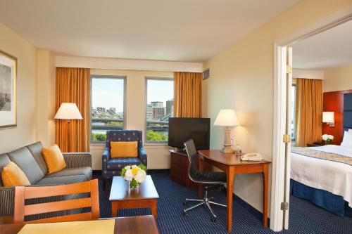 波士顿波士顿港都铎码头原住客栈酒店的酒店客房配有一张床、一张书桌和一张沙发。