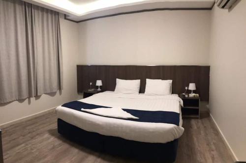 麦地那Hayat Al madinah Hotel فندق حياة المدينة的一间卧室,卧室内配有一张大床