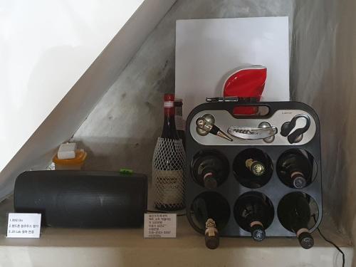 木浦市Yachtie Inn Mokpo的装有一瓶葡萄酒和工具的盒子