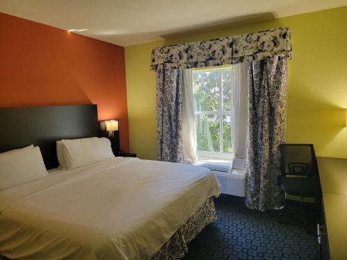 加兰加兰假日酒店的一间卧室设有一张床和一个窗口