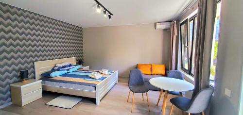 姆茨赫塔GuestRoom KOKO的卧室配有一张床和一张桌子及椅子
