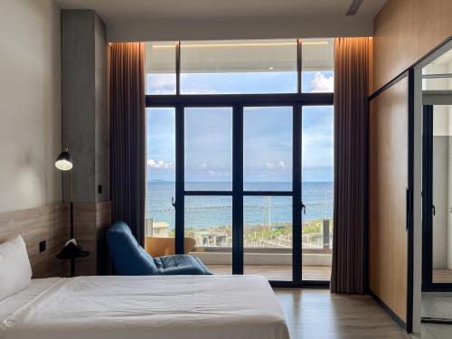 东港緩慢大鵬灣的一间卧室配有一张床,享有海景
