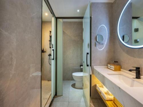 滁州格林东方滁州市政府花园东路酒店的浴室配有卫生间、盥洗盆和淋浴。