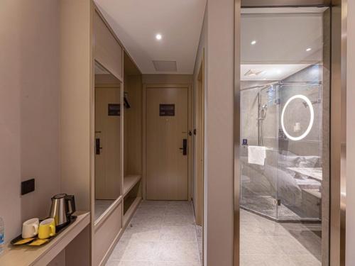 苏州格雅苏州寒山寺滨河路地铁站酒店的一间带步入式淋浴间和玻璃门的浴室