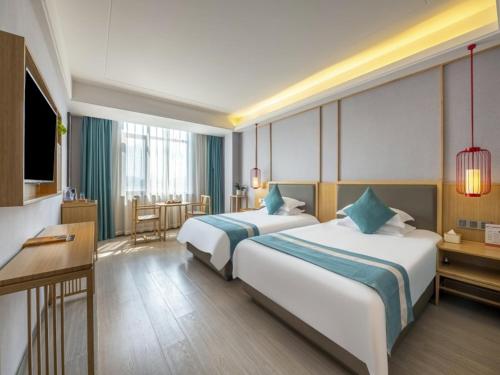 滁州格林东方滁州市政府花园东路酒店的酒店客房配有两张床和一张书桌