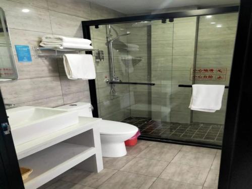 合肥格丽合肥磨店大学城梦溪小镇酒店的带淋浴、卫生间和盥洗盆的浴室