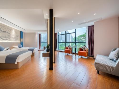 玉林格林豪泰玉林宏进市场毅德酒店的酒店客房设有床和客厅。