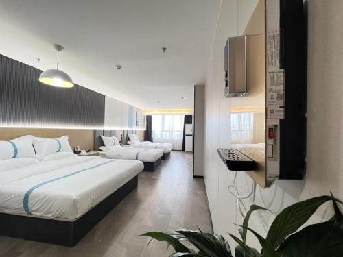 砀山格菲安徽省宿州砀山县中原路酒店的酒店客房设有两张床和电视。