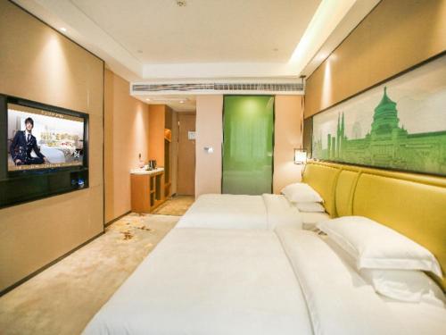 重庆格林东方重庆解放碑儿童医院酒店的电视房里的一排床