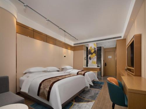 武清格林东方天津武清区万达广场酒店的酒店客房内的一排床位