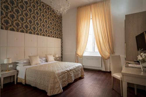 博洛尼亚Albergo Rossini 1936 - Small & Charming的一间卧室设有一张床和一个窗口