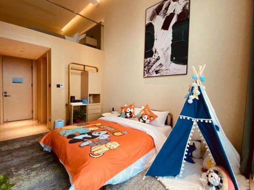 蚌埠格丽蚌埠万达广场南翔城市广场酒店的一间卧室配有一张蓝色天蓬大床