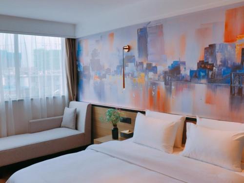 阜阳格菲阜阳市火车站北京东路酒店的酒店客房,配有床和沙发
