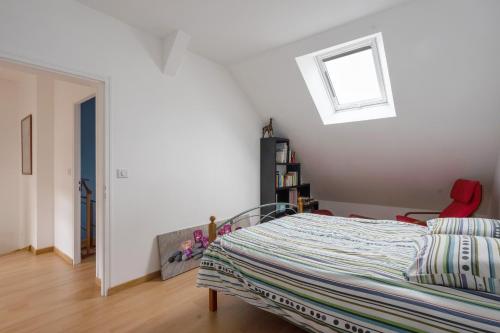 NaveilLa Guinebaudière - Maison avec terrasse的一间卧室设有一张床和一个窗口
