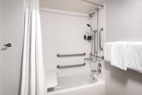 俄克拉何马城俄克拉荷马城西北万怡酒店的带淋浴、浴缸和毛巾的浴室