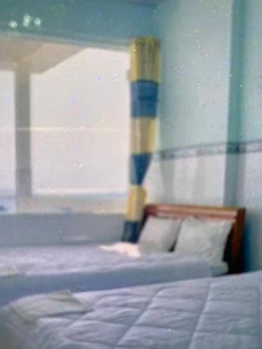 迪石Vân tiến的窗户和床筒的房间里一张床位