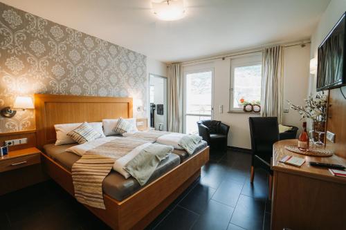 ErdenWein- und Gästehaus Schwaab&Sohn的酒店客房配有一张床、一张书桌和一张书桌。