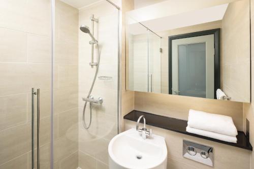 爱丁堡干草市场先瑞酒店的带淋浴、盥洗盆和镜子的浴室