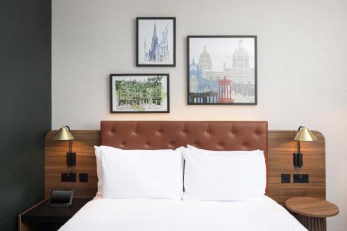 爱丁堡干草市场先瑞酒店的卧室配有一张四幅画的墙壁床。