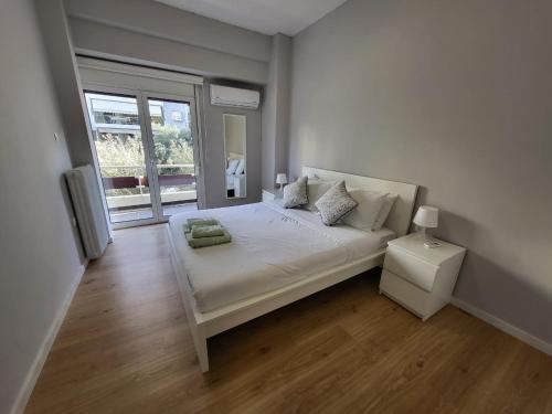 雅典Spacious Apartment In N. Smirni的白色的卧室设有床和窗户
