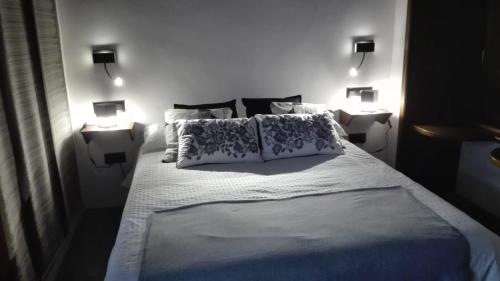 加拉奇科Vivienda Vacacional San Roque, 30的一间卧室配有一张大床和两盏灯