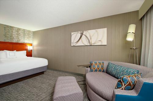 奥克兰奥克兰中心万怡酒店的酒店客房,配有床和沙发
