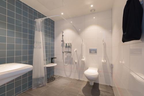 乌得勒支Hampton By Hilton Utrecht Centraal Station的带淋浴、卫生间和盥洗盆的浴室