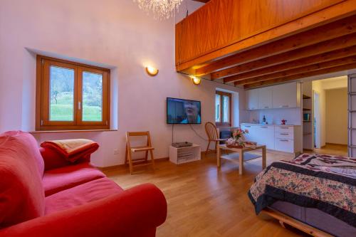 PugernaCasa Gialla - Happy Rentals的客厅配有红色的沙发和桌子