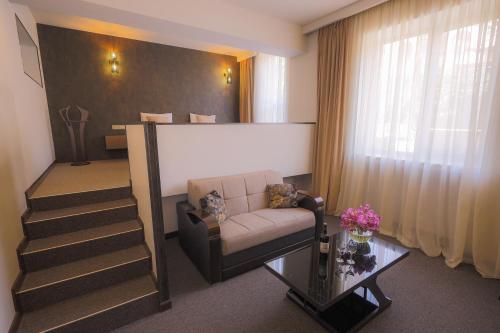 埃里温卡斯凯德酒店 的带沙发和楼梯间的客厅