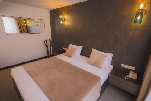 埃里温卡斯凯德酒店 的一间卧室,卧室内配有一张大床