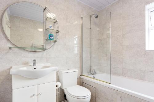 利兹Spacious home close to city centre location的一间带卫生间、水槽和镜子的浴室