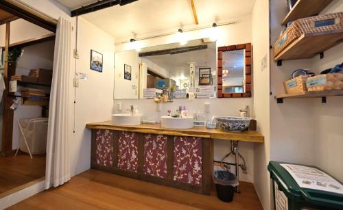 大阪Hostel Caranashi的浴室设有2个水槽和镜子